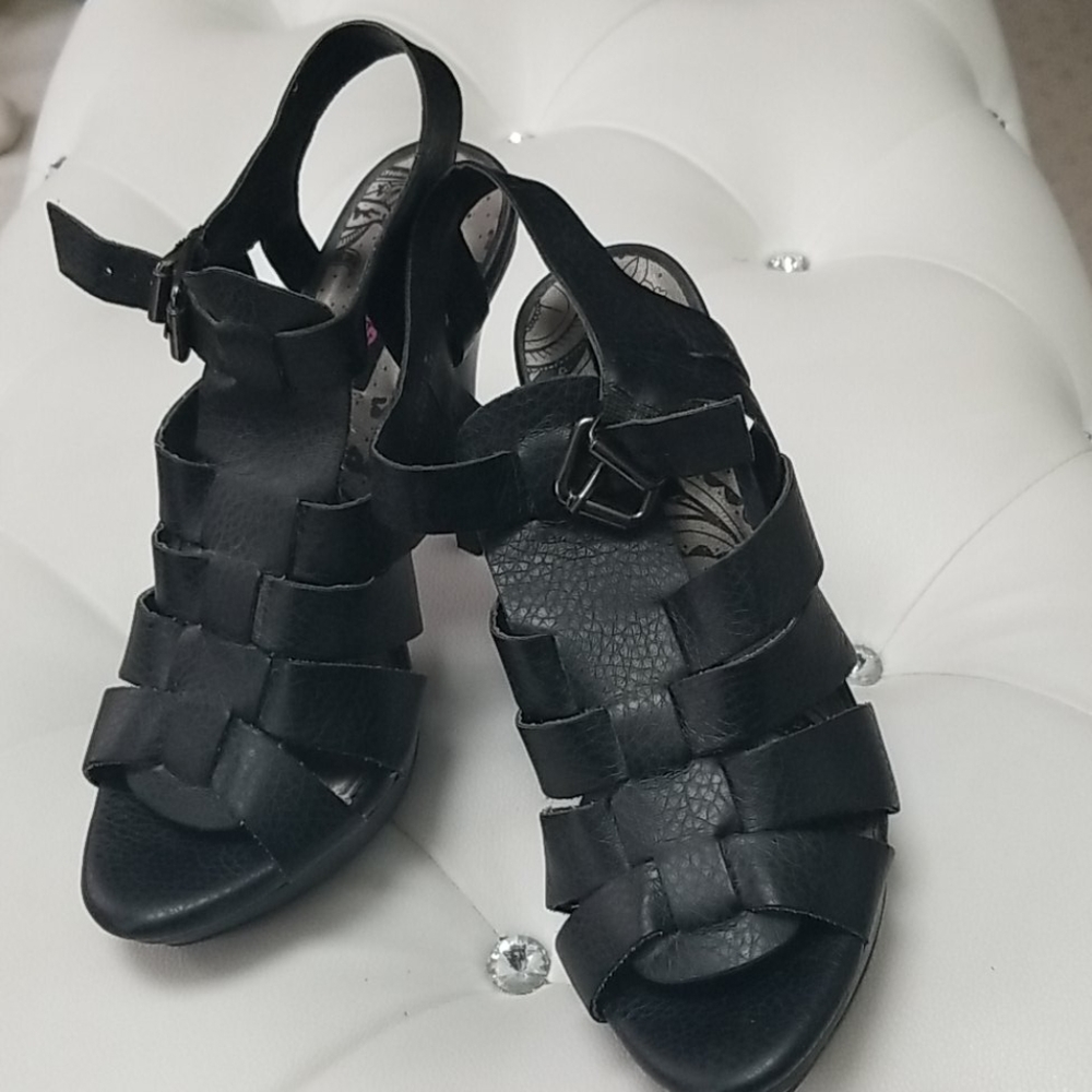 Dollhouse stilettos black size 9